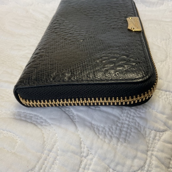 Burberry Embossed Check Signature wallet - Picture 9 of 16